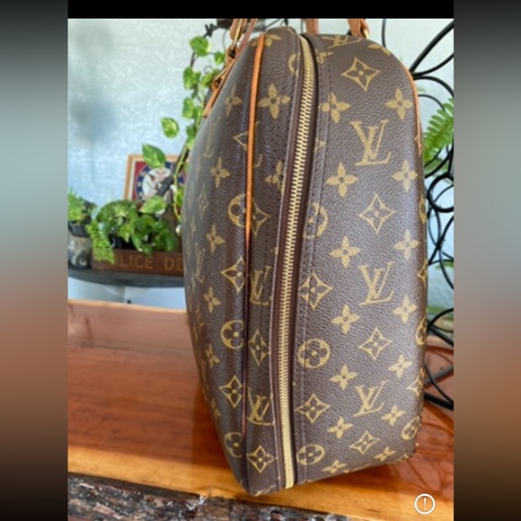 Louis Vuitton Excursion Bag - Picture 5 of 15